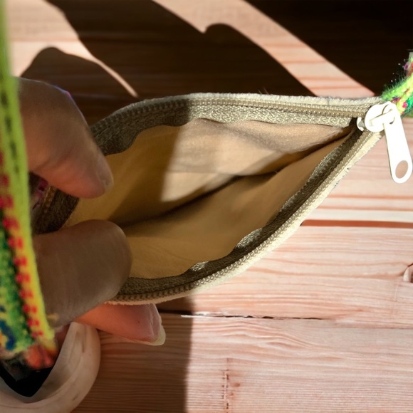 Unleash Artistic Marvel: Handmade Masterpiece from Los Andes A Truly Unique Gift - Picture 4 of 4